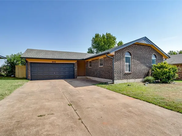 913 NE 6th St, Moore, OK 73160
