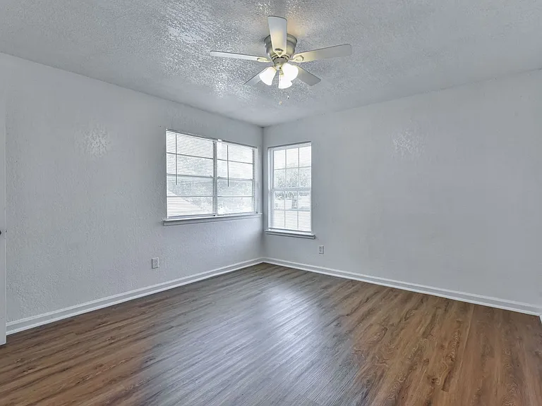 1128 Royal Crest Dr — Photo 24