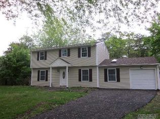 7 Lake Ln, Lake Grove, NY 11755