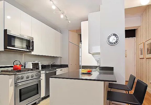 3rd image of 99 John St APT 507