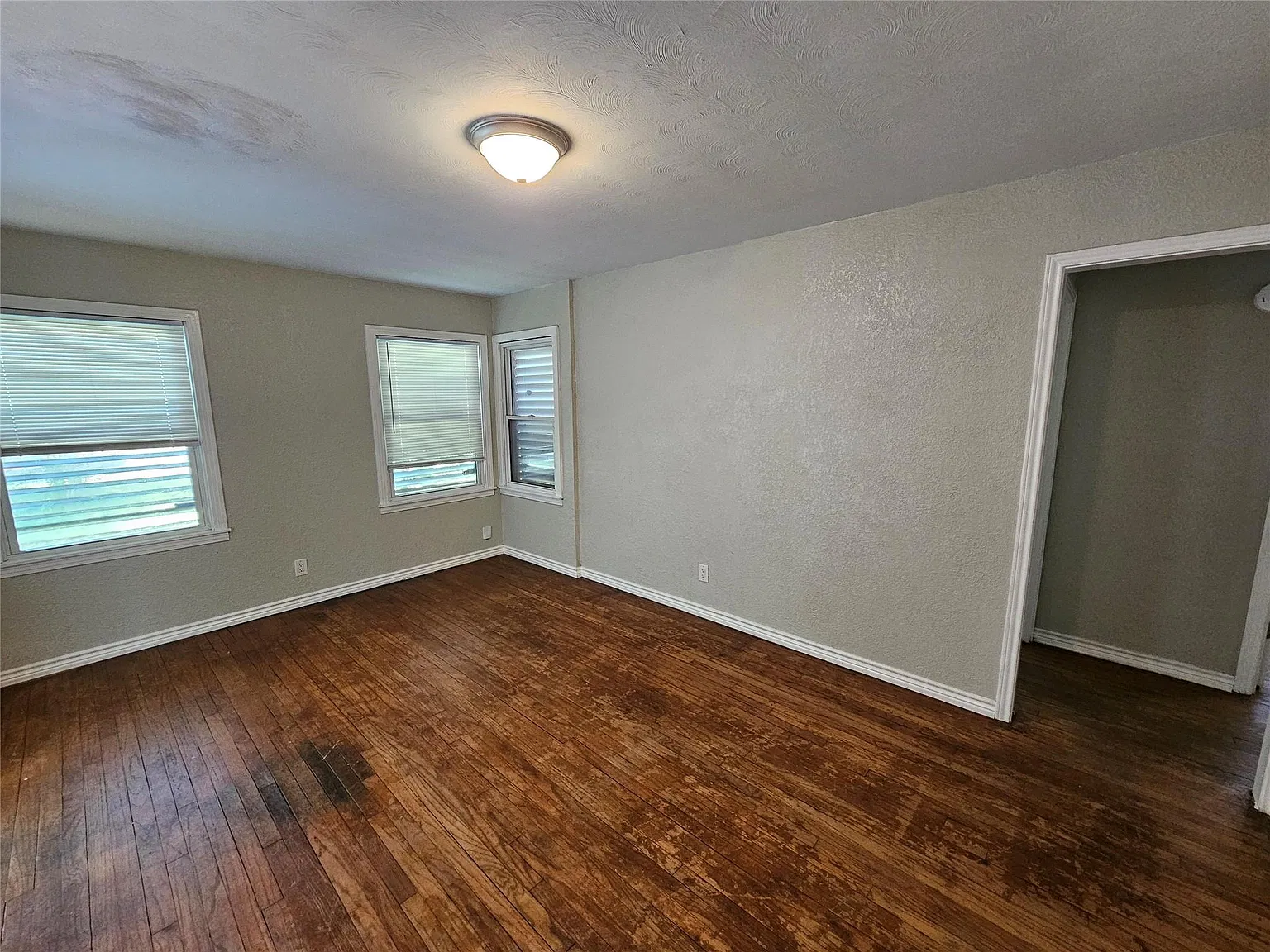 4 bed, 2.0 bath, 1697 sqft, $1,700 — Photo 2