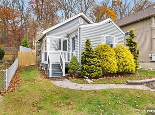 27 Shawnee Trl, Denville, NJ 07834