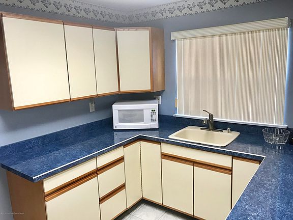 5th image of 112 Buckingham Drive N
