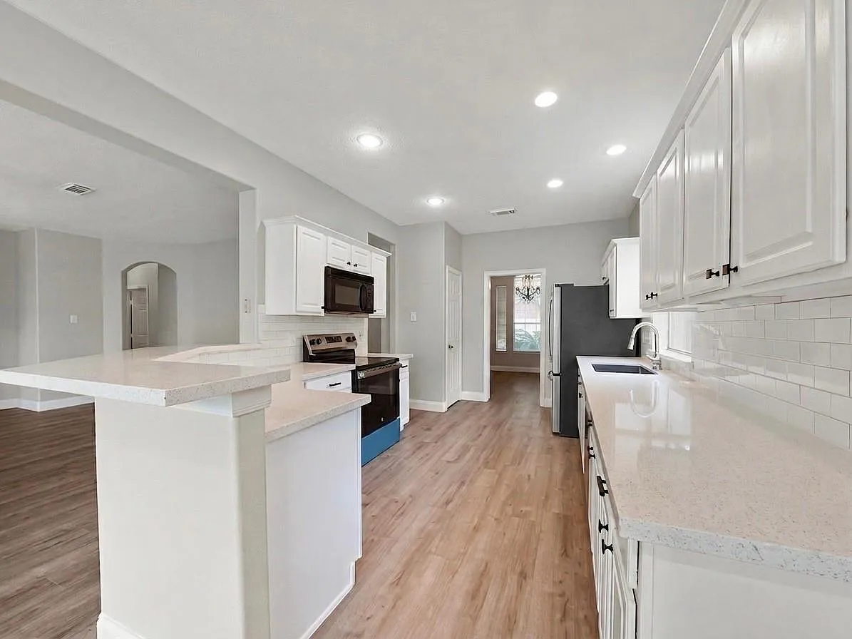 4 bed, 2.0 bath, 1995 sqft, $2,500 — Photo 3