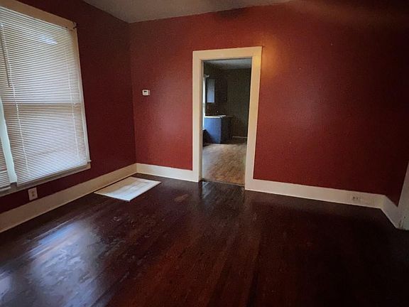 3rd image of 604 N Sampson Ave