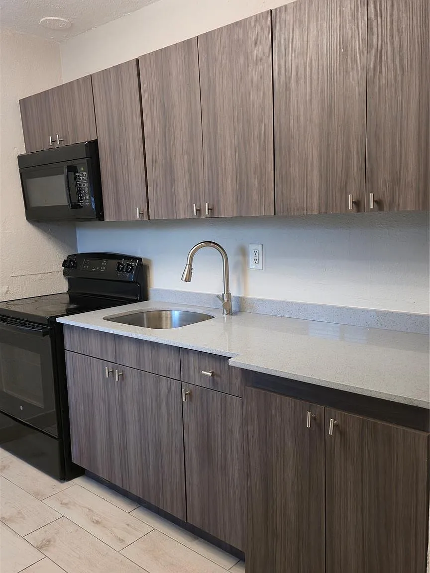 2 bed, 1.0 bath, 875 sqft, $1,900 — Photo 2