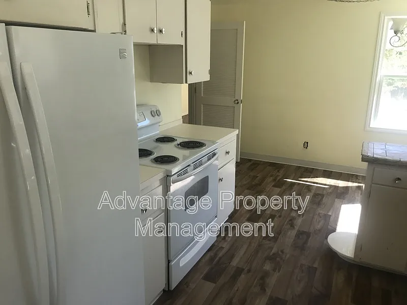 3 bed, 1.0 bath, 1276 sqft, $2,500 — Photo 2