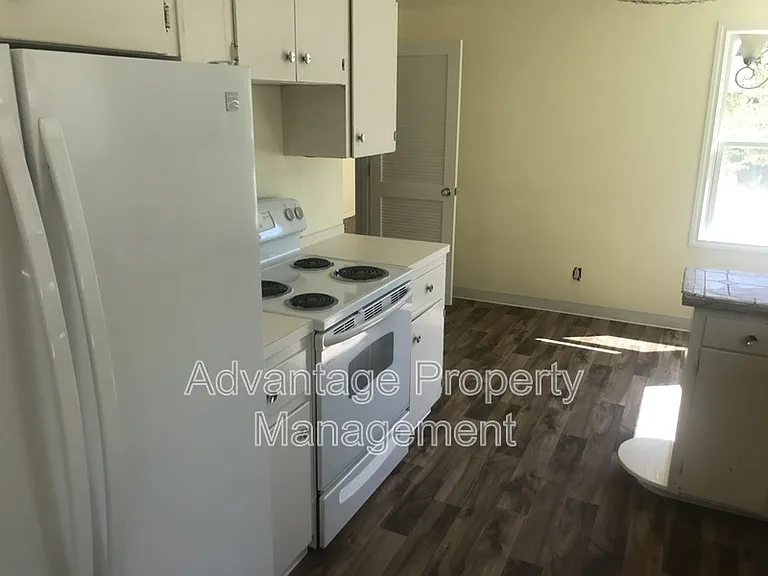 615 SE Atwood Ave — Photo 2