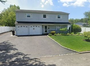 32 Beverly St, Islip, NY 11751