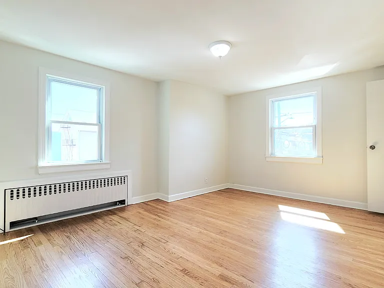 Large Bedroom w/ 2 Closets