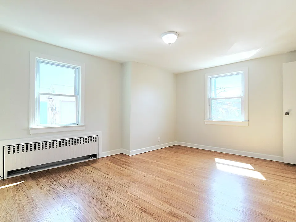 Large Bedroom w/ 2 Closets