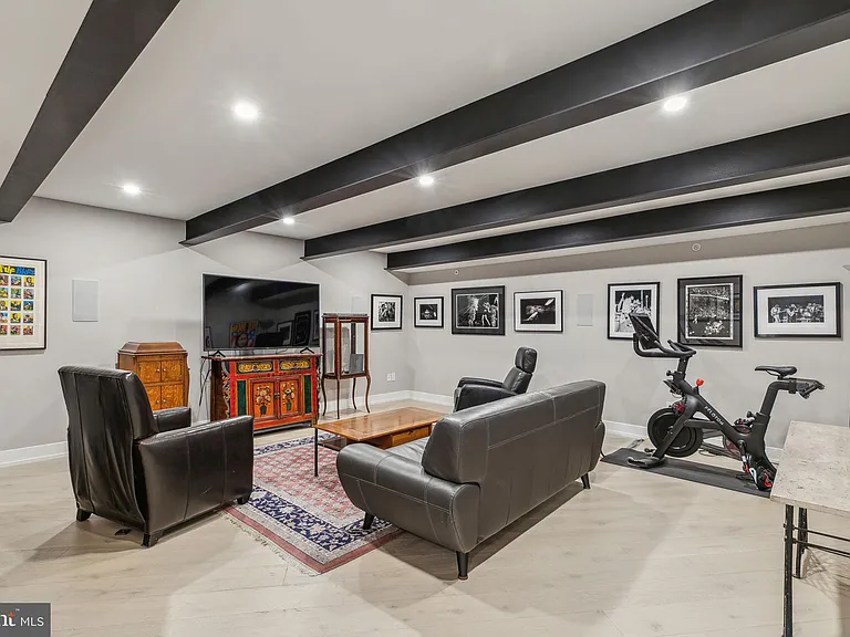 527 Brown St — Photo 33