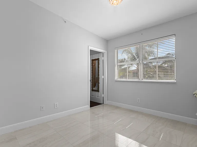621 NE 8th Ave — Photo 22