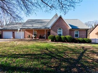 1003 Strawberry Ln, Gastonia, NC 28054