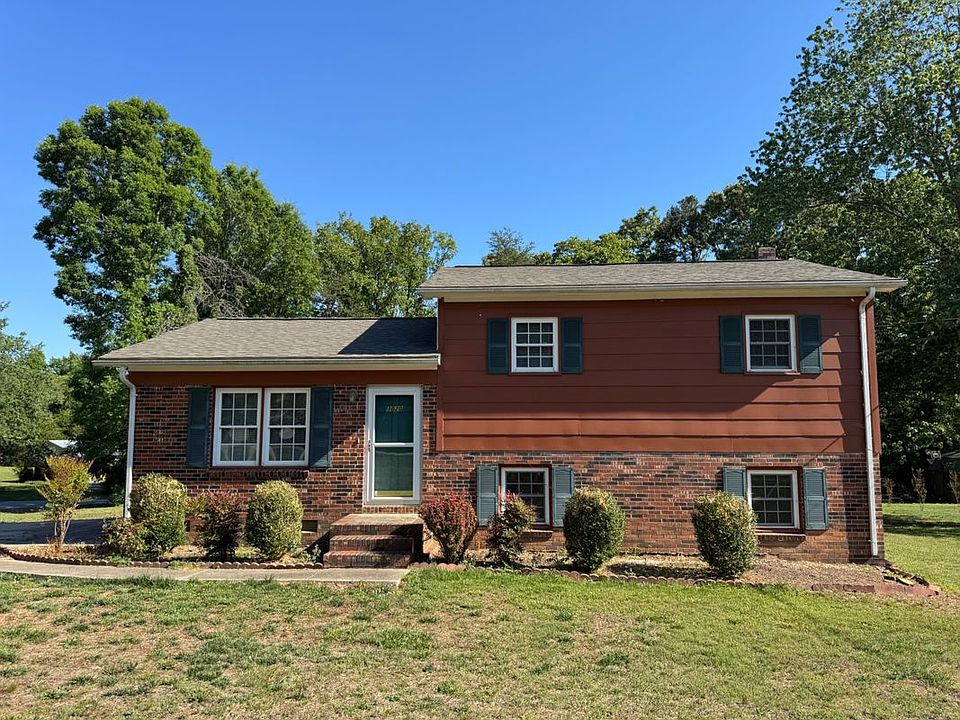 1st image of 1020 Village Cir