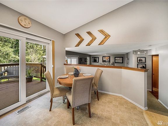 Eating nook with glass slider to back deck. Perfect for entertaining!