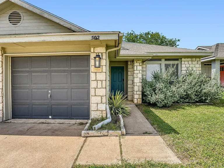 502 Gregory Ct — Photo 1