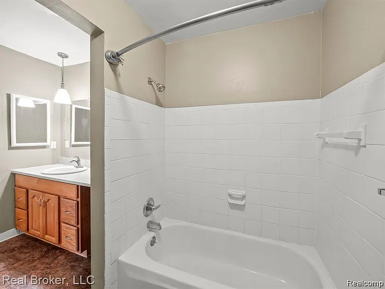 4905 Crooks Rd #A5 — Photo 15