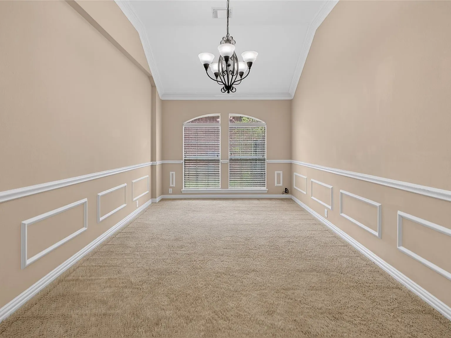 4 bed, 2.5 bath, 2602 sqft, $2,800 — Photo 4