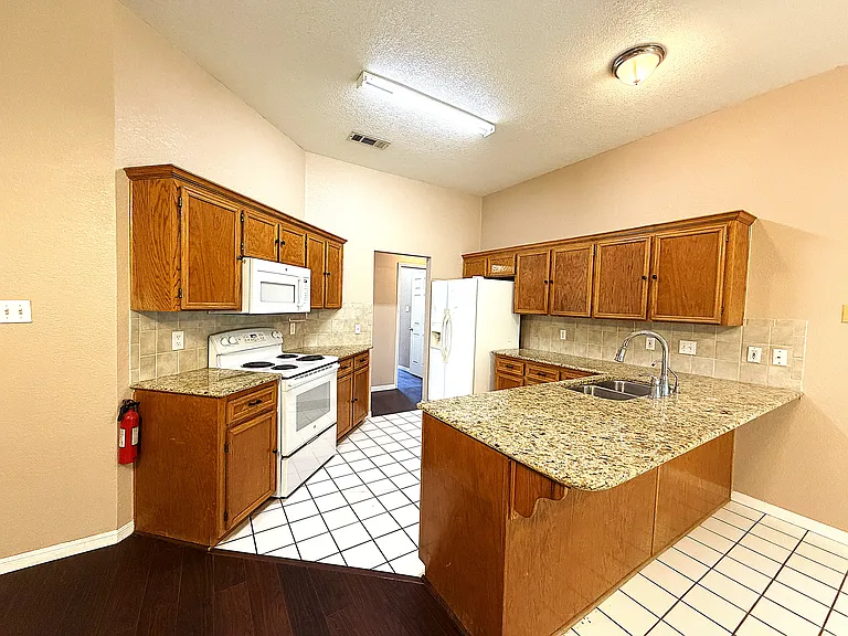 405 Gina Dr — Photo 10
