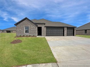 1512 Foxtail Park Ln, Bartlesville, OK 74006