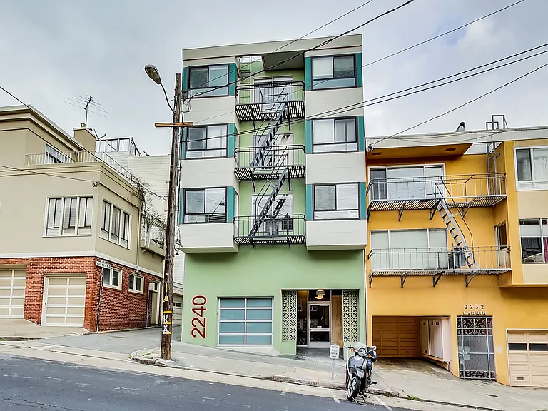 2240 Larkin — Photo 10
