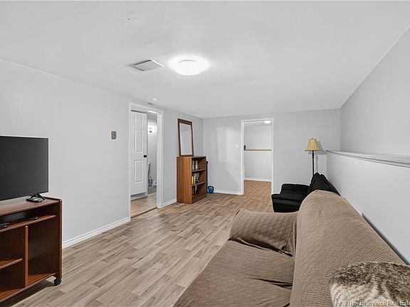 4th image of 133 Willis St