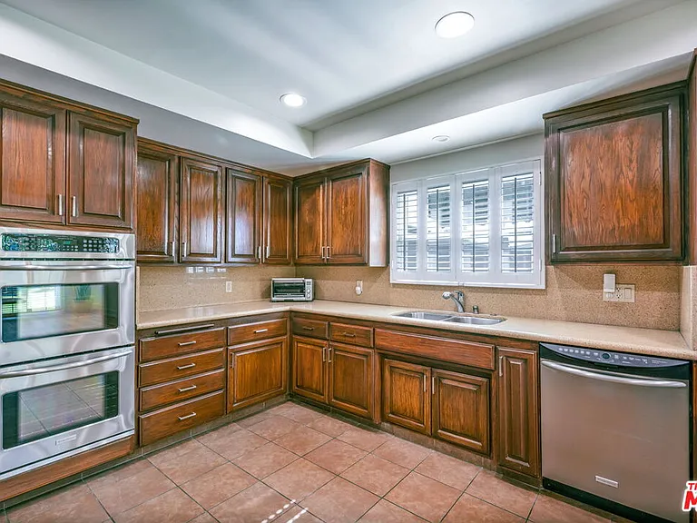 5911 S Corning Ave — Photo 17