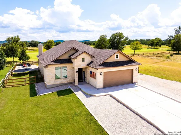 450 Spanish Grant, Bandera, TX 78003