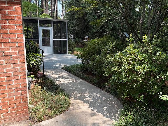 5th image of 1106 Peachtree Place NW