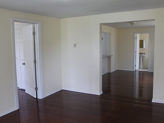 3rd image of 1112 N Oakes St