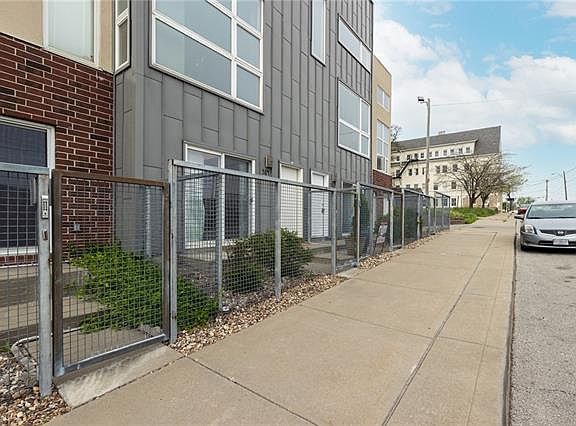 2nd image of 584 W 40th St