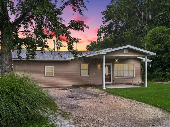 112 S 8th St SE, Clay City, IL 62824