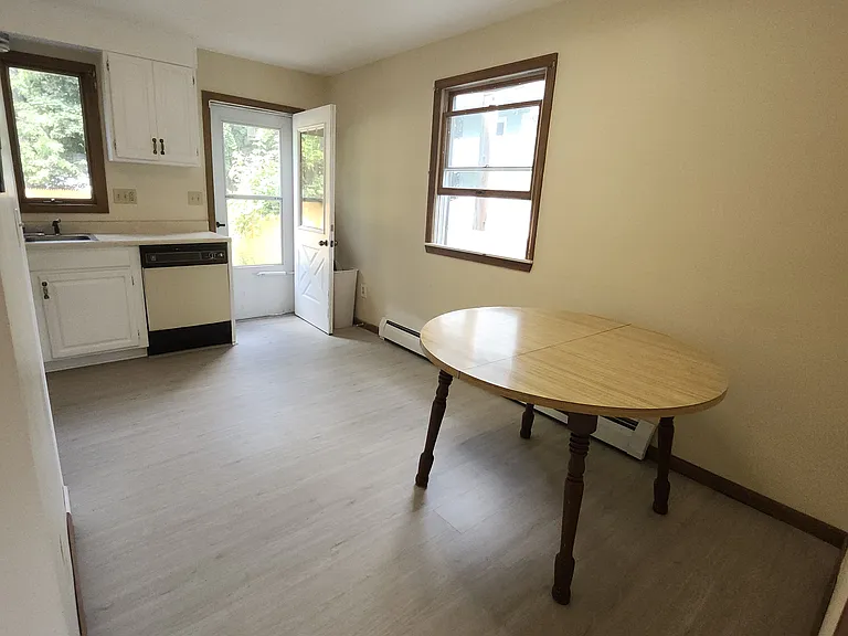11 Dineen St — Photo 12