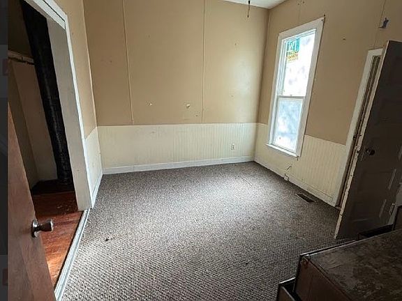 4th image of 989 W Packard St