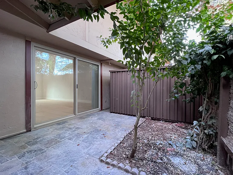 209 Red Oak Dr W #F — Photo 3