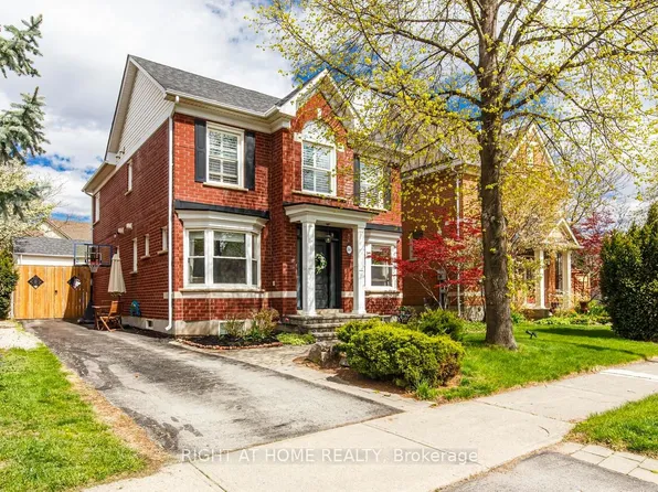 241 Lexington Rd, Oakville, ON L6H 6L5