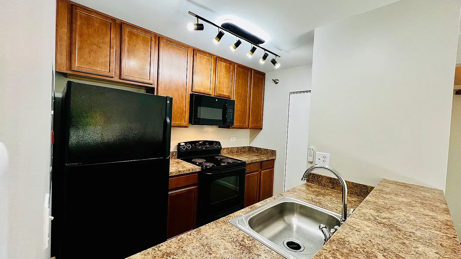 2 bed, 969 sqft, $1,995 — Photo 4