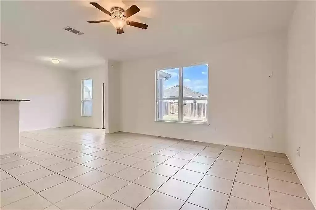 4 bed, 2.5 bath, 2258 sqft, $2,000 — Photo 4