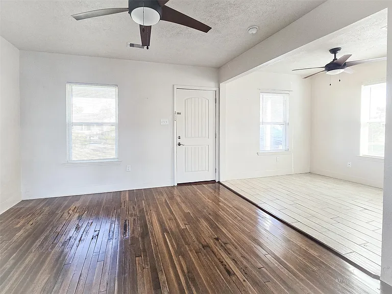 5309 Avenue O — Photo 3