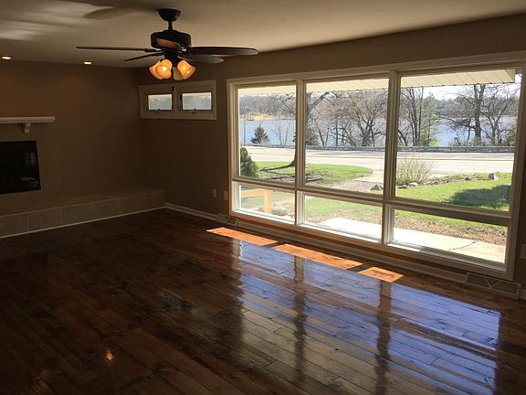 Living Room - view of lake
