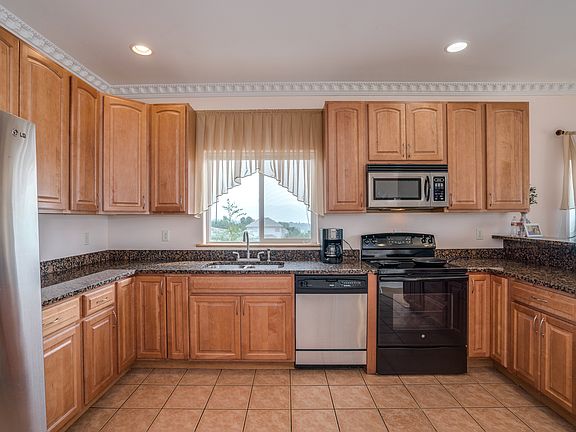 4th image of 2555 N Baker Ave