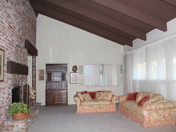 Living room w/fireplace