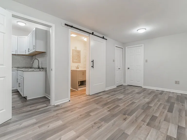 745 Greenwood Ln SW — Photo 5