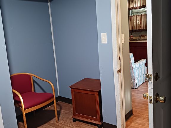 3rd image of 254 Woodlawn Ave Room A