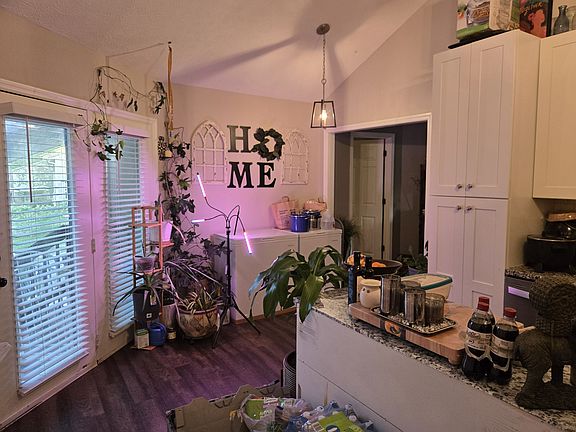 4th image of 122 Friar Tuck Dr