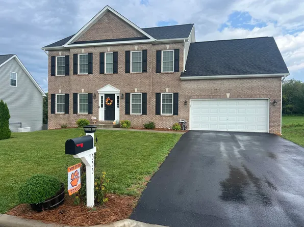 555 Spring Grove Dr, Vinton, VA 24179