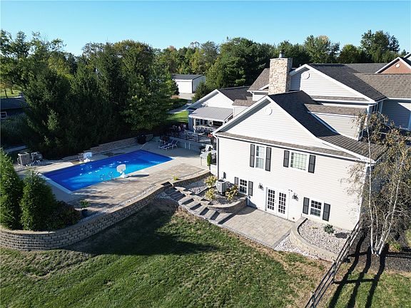 3rd image of 27 Hickory Meadows Ln