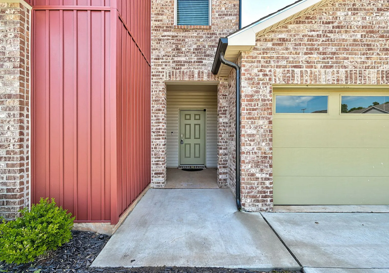 Massive 4BD/2BTH and 2 Car garage Home! Right off of 23 and Sara Road Minutes from JKP Turnpike — Photo 4