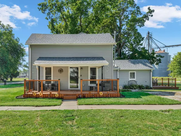 121 E Perry St, Rossville, KS 66533